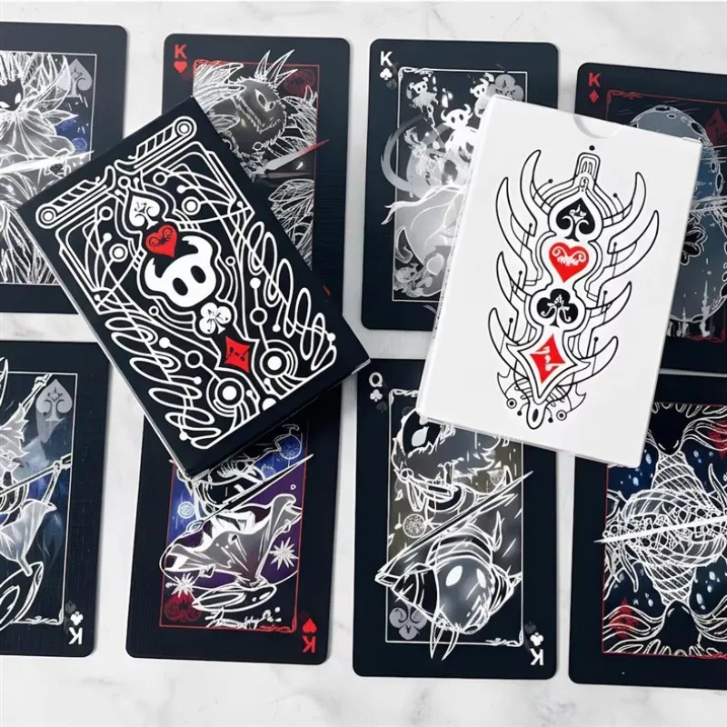 Party Games Engagement - ชุดเกมไพ่โป๊กเกอร์มาตรฐาน Hollow Knight แบบพกพา ไพ่สีดำและสีขาว เกมกระดานสร้างสรรค์